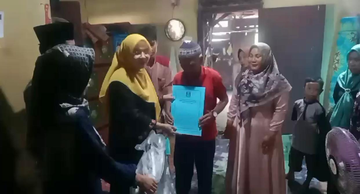 Serah Terima KK dan akte kematian oleh ibu Tim penggerak PKK Ibu Septi Heri Agusnaeni, S.E., M.H