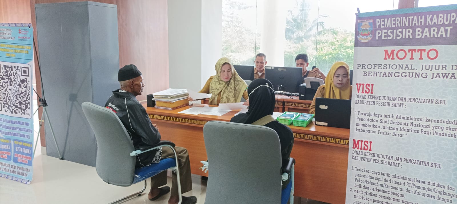 PELAYANAN PERDANA dISDUKCAPIL PESISIR BARAT DI MALL PELAYANAN PUBLIK (MPP)