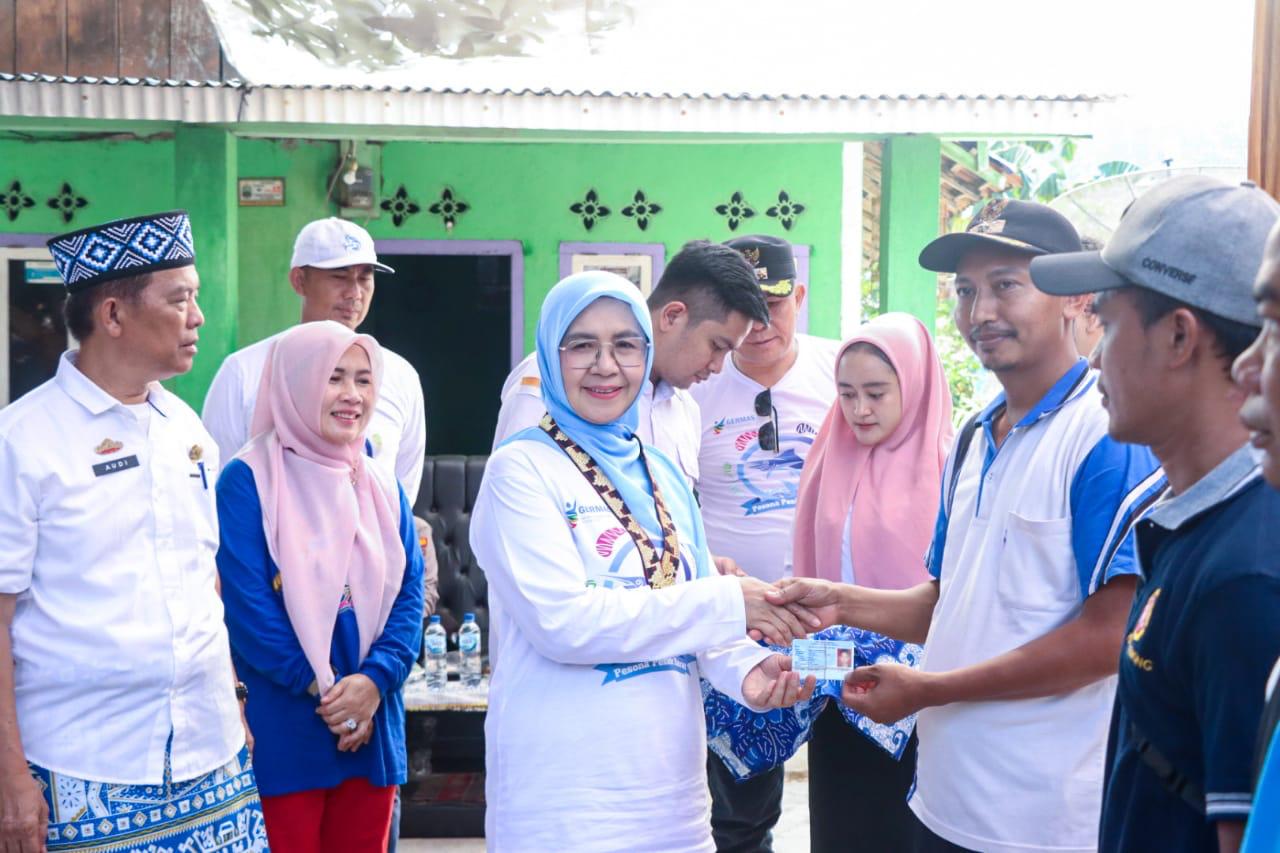 Penyerahan KTP secara simbolis