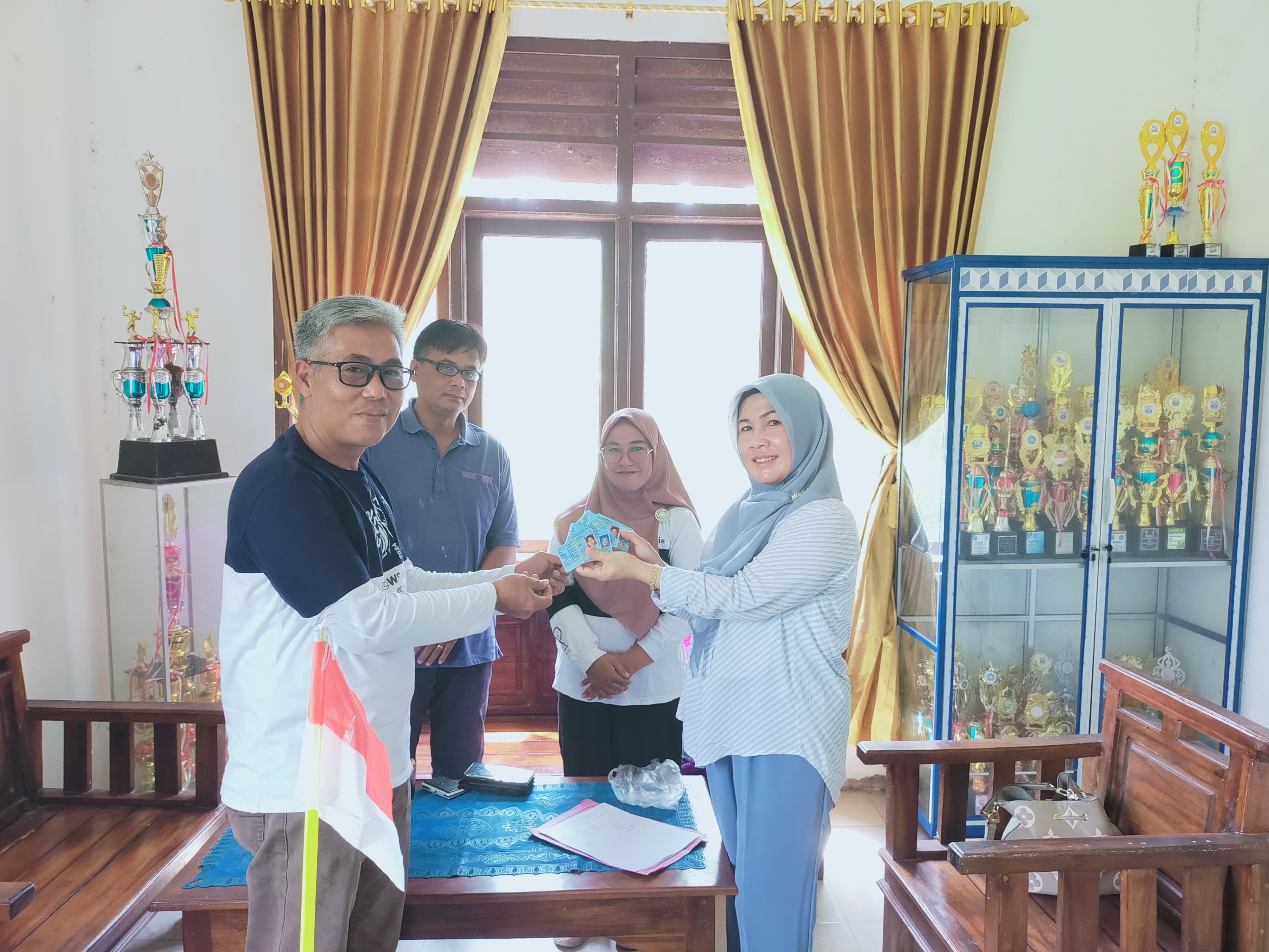 Penyerahan e-KTP di Kec. Ngambur