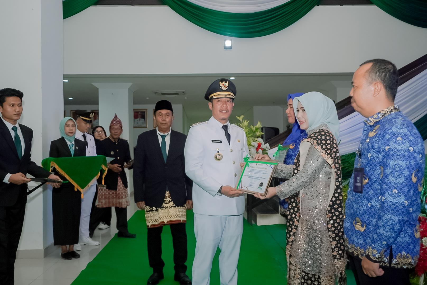 DINAS DUKCAPIL PESISIR BARAT MENERIMA PIAGAM PENGHARGAAN DARI OMBUDSMAN