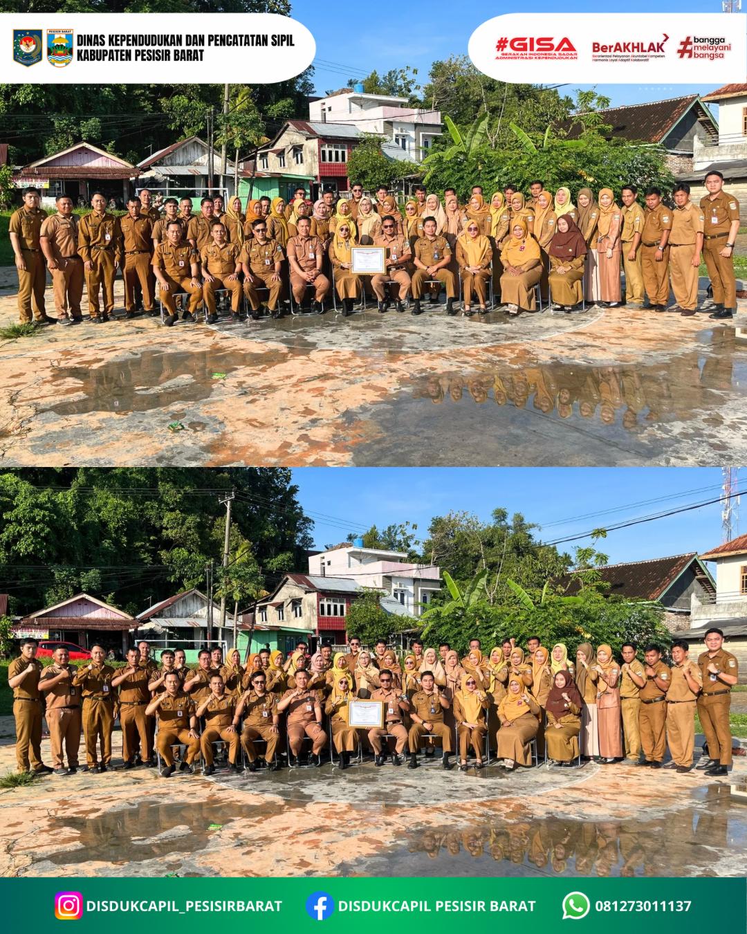 foto bersama Piagam Penghargaan dari MENPANR