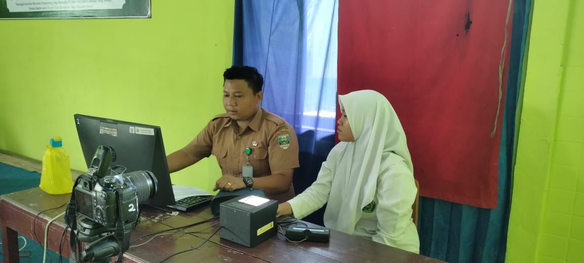 Proses Perekaman KTP Elektronik Bagi Pemilih Pemula Di MAN 1 Krui, Kabupaten Pesisir Barat