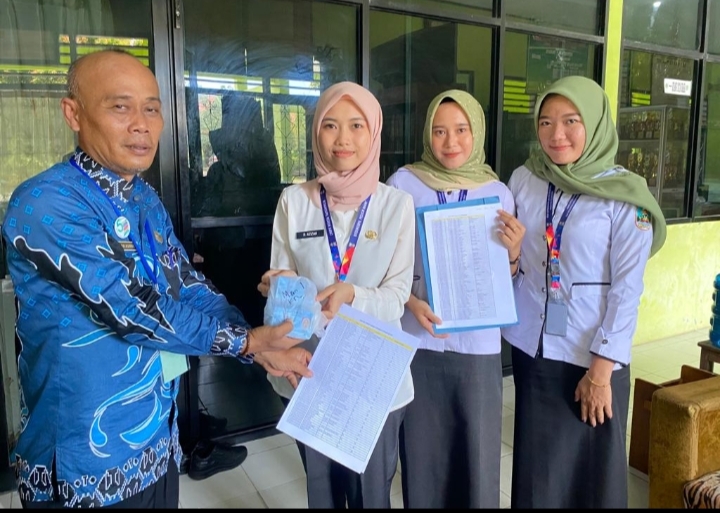 Penyerahan KTP elektronik hasil 
Pelayanan perekaman keliling bagi Wajib KTP pemula di MAN 1 KRUI, Pesisir Barat.