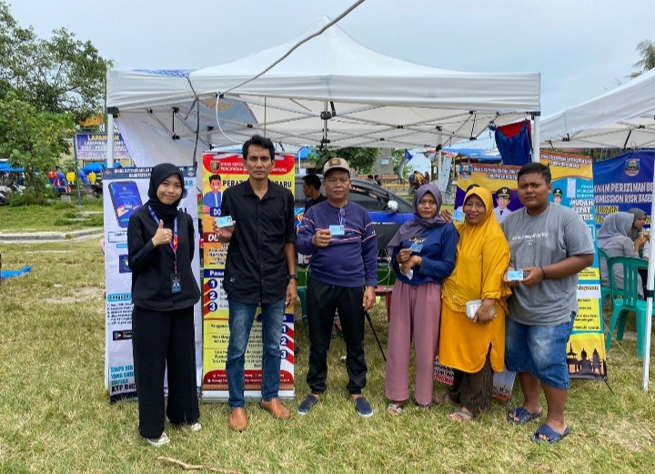 Pelaksanaan pelayanan Kependudukan dan pencatatan sipil dalam rangka memeriahkan acara pekan Fest pesisir barat, di lapangan labuhan jukung, pesisir barat.