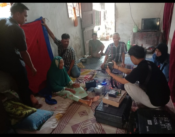 Pelaksanaan pelayanan jemput bola pembuatan KTP elektronik bagi Lansia dan orang sakit, di pekon lintik, kec. Krui selatan, kab.pesisir Barat.