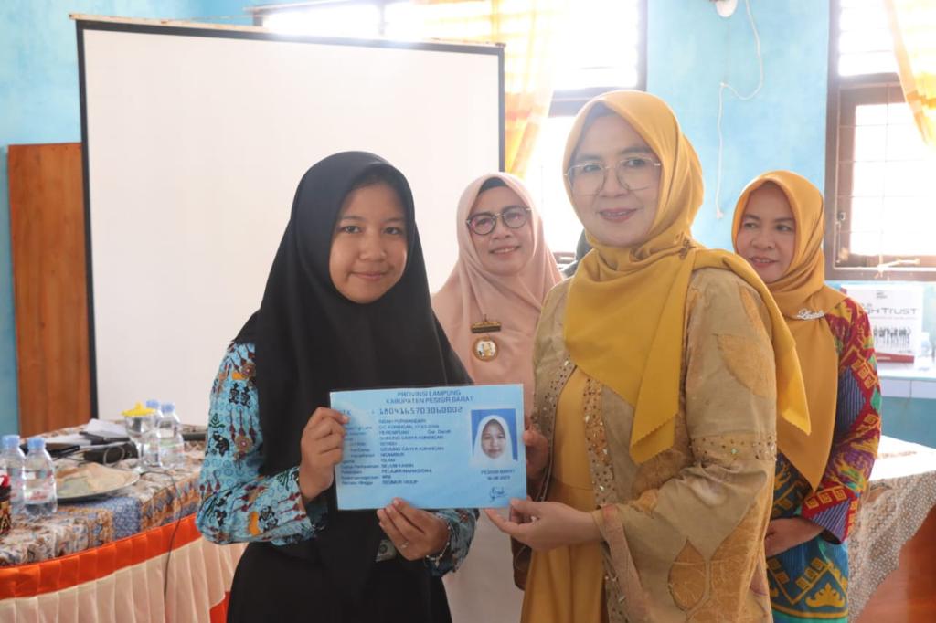 perekaman sekaligus penyerahan KTP-el Oleh ibuk ketua PKK Septi Istiqlal Kepada siswa-siswi sma n 1 ngambur
