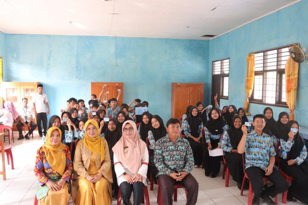 foto bersama dengan ibuk ketua PKK dalam acara perekaman Pemula bagi siswa siswi SMA