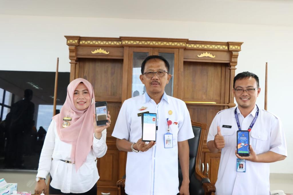 Proses AKtivasi KTP Digital bersama Bupati Pesisir Barat