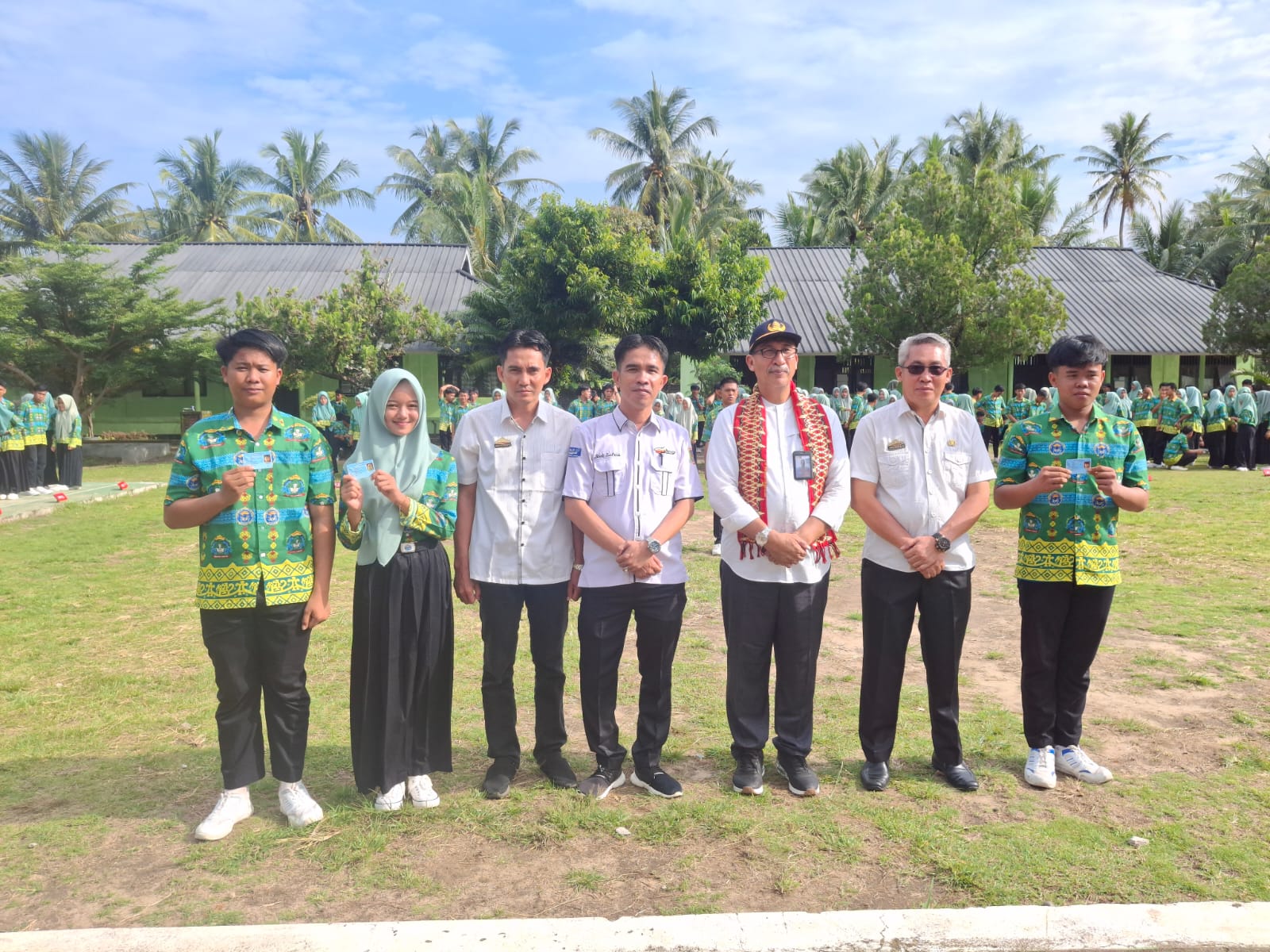 Penyerahan KTP Pemula oleh Pj. Sekda Pesisir Barat