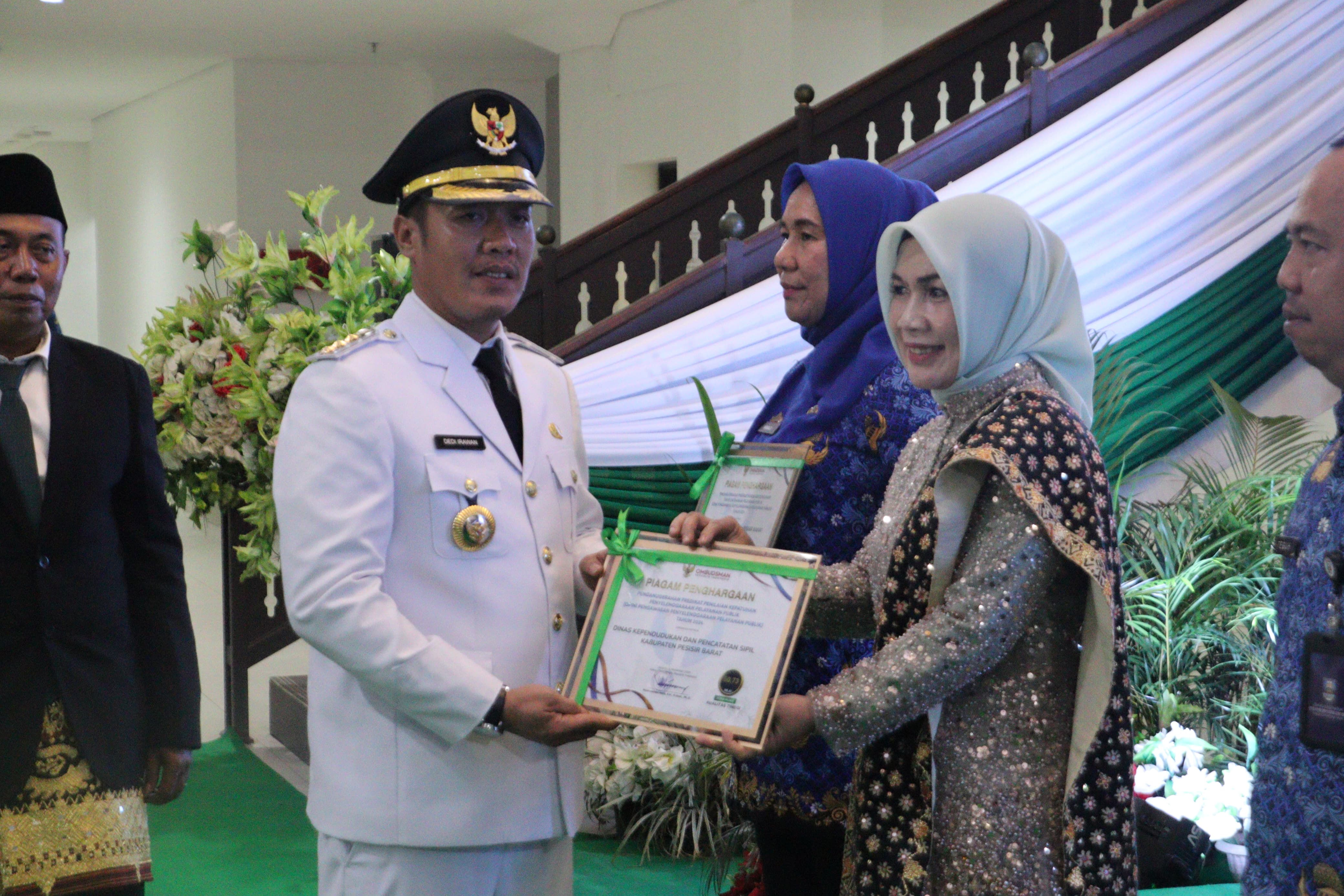 Disdukcapil meraih penghargaan Ombudsman