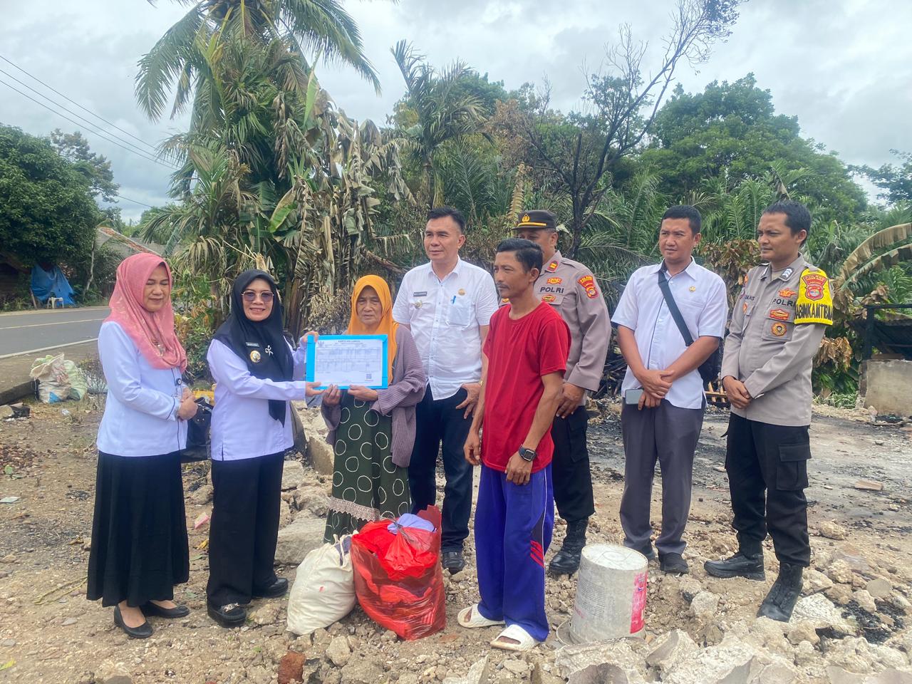 Penyerahan Dokumen Kependudukan kepada korban kebakaran di Lemong