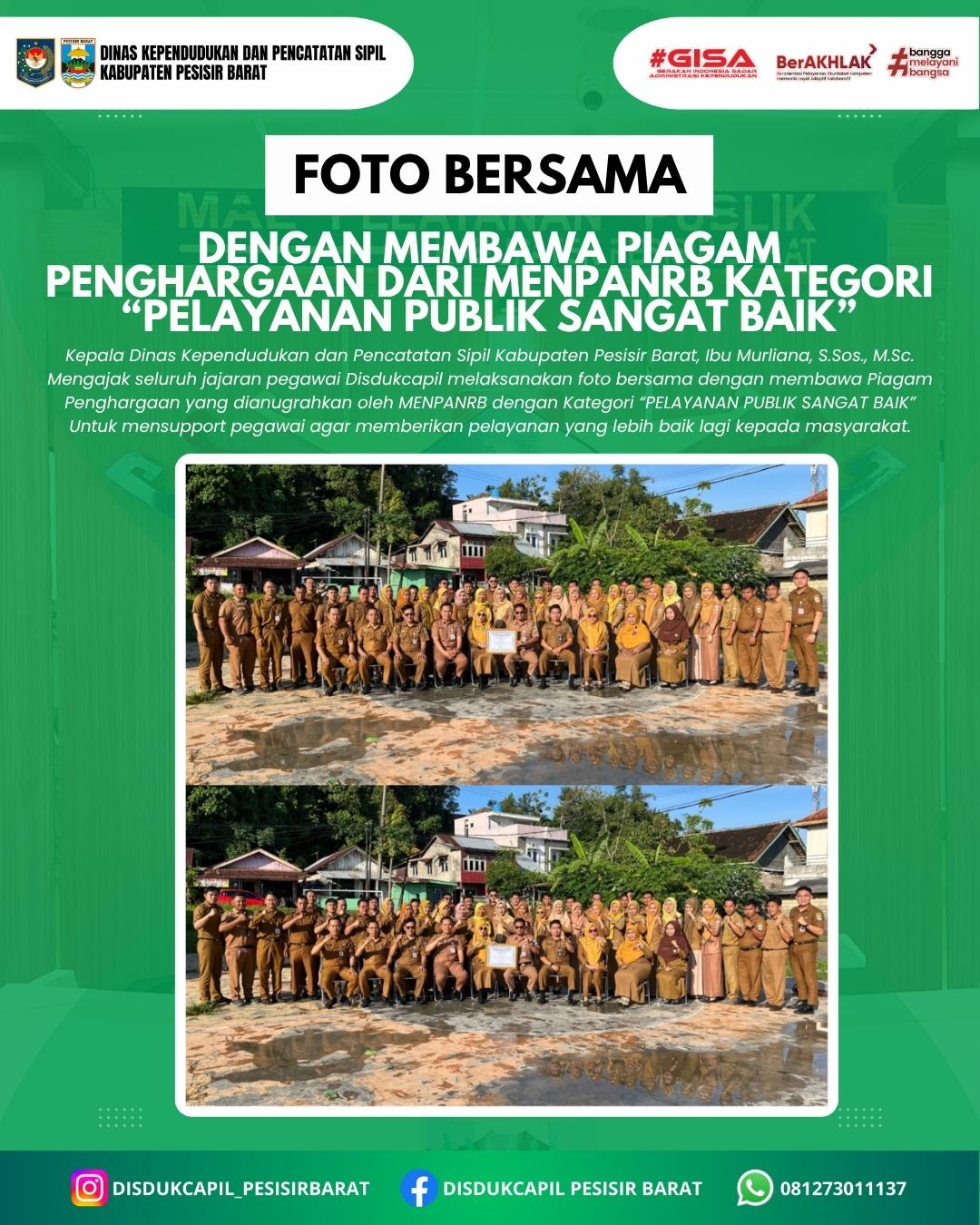 foto bersama Piagam Penghargaan dari MENPANR